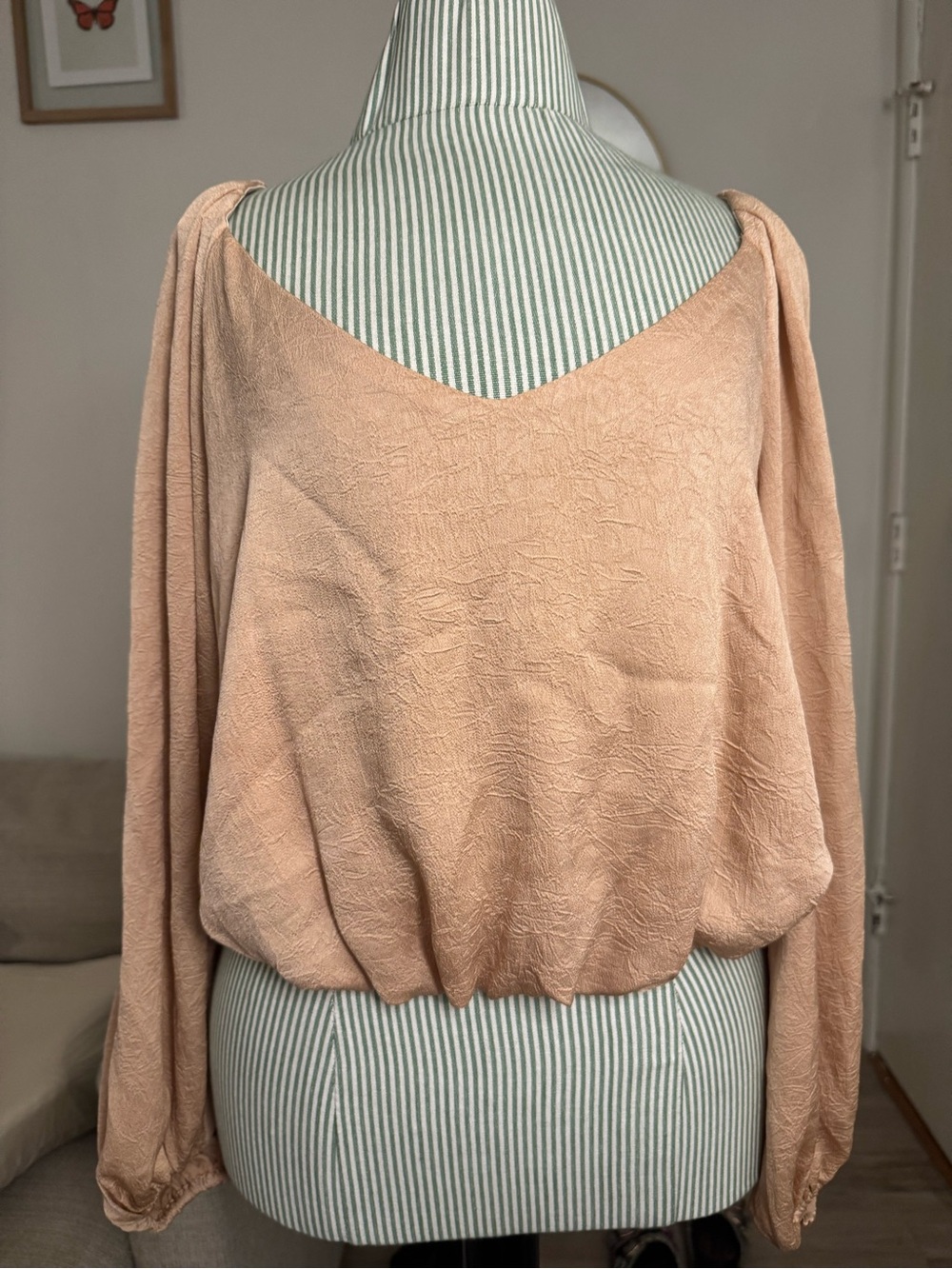 ASTR The Label Blush Satin Puff Sleeve Bubble Hem Blouse Size M - Picture 1 of 3